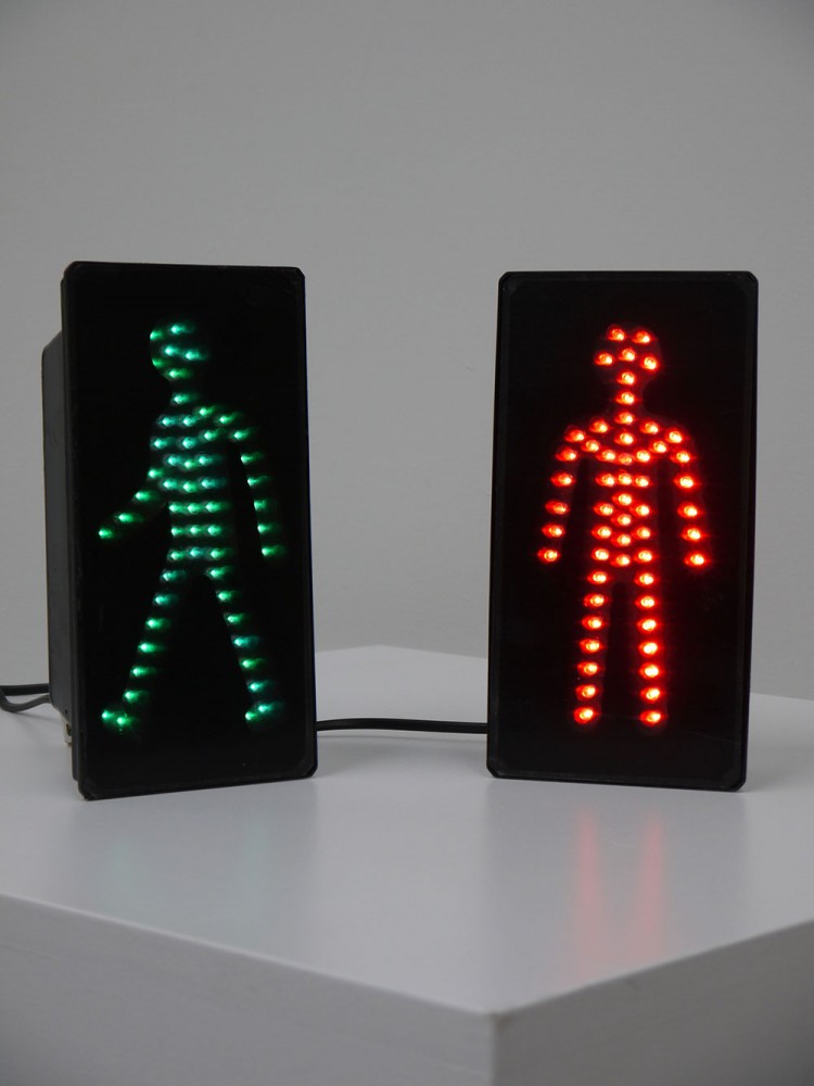 French – Stop and Walk Signal Lights